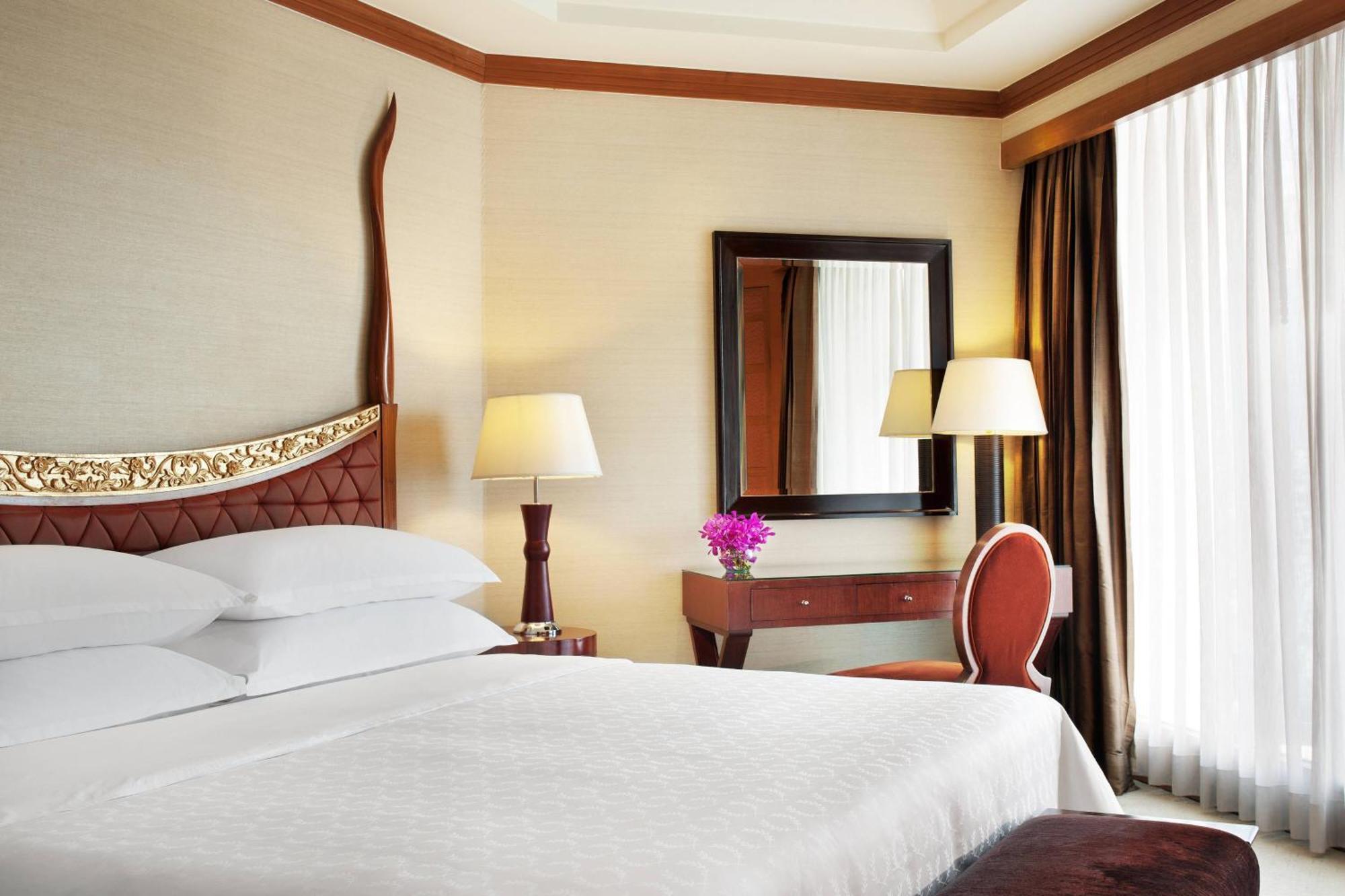 Royal Orchid Sheraton Riverside Hotel Bangkok Kültér fotó A bedroom at the hotel