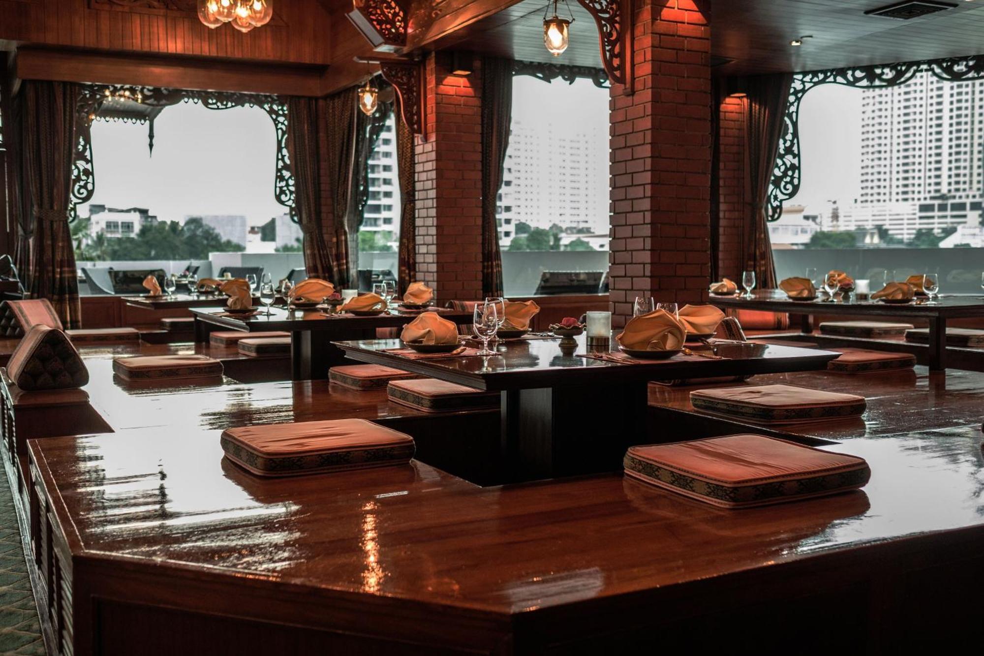 Royal Orchid Sheraton Riverside Hotel Bangkok Kültér fotó Thai restaurant in Bangkok