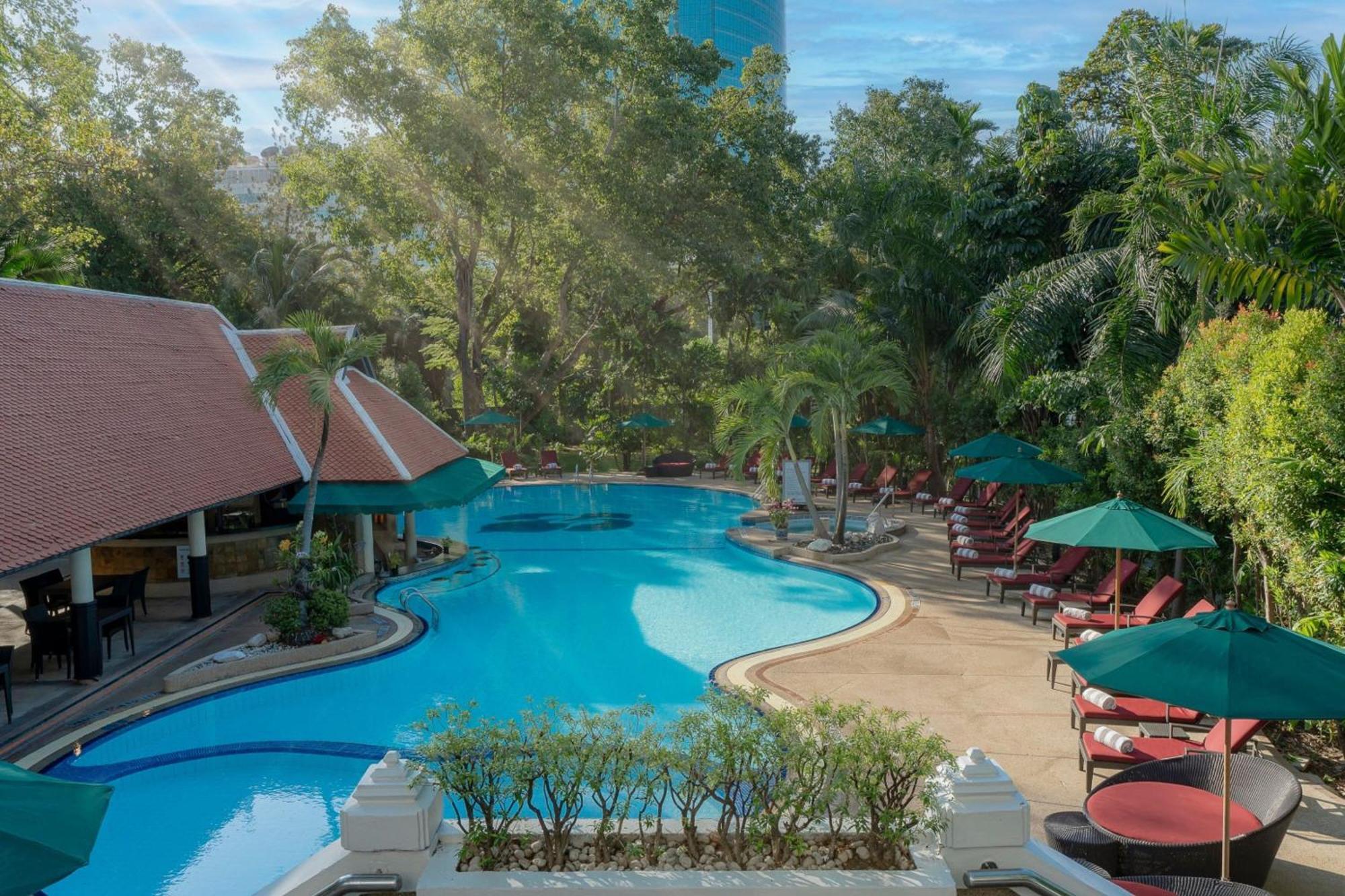 Royal Orchid Sheraton Riverside Hotel Bangkok Kültér fotó The swimming pool at the Royal Thai Police Club