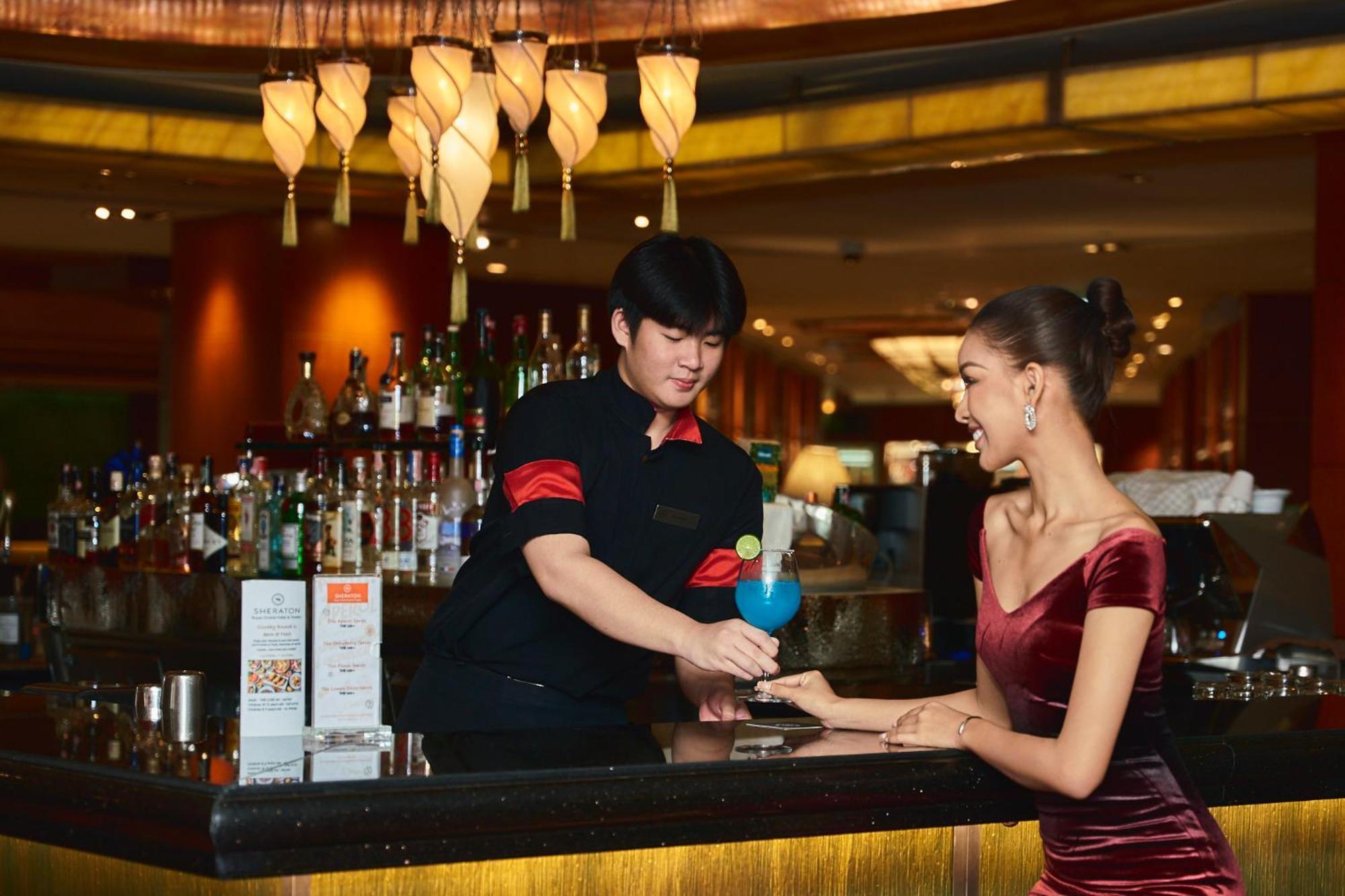 Royal Orchid Sheraton Riverside Hotel Bangkok Kültér fotó A Thai woman working in a bar