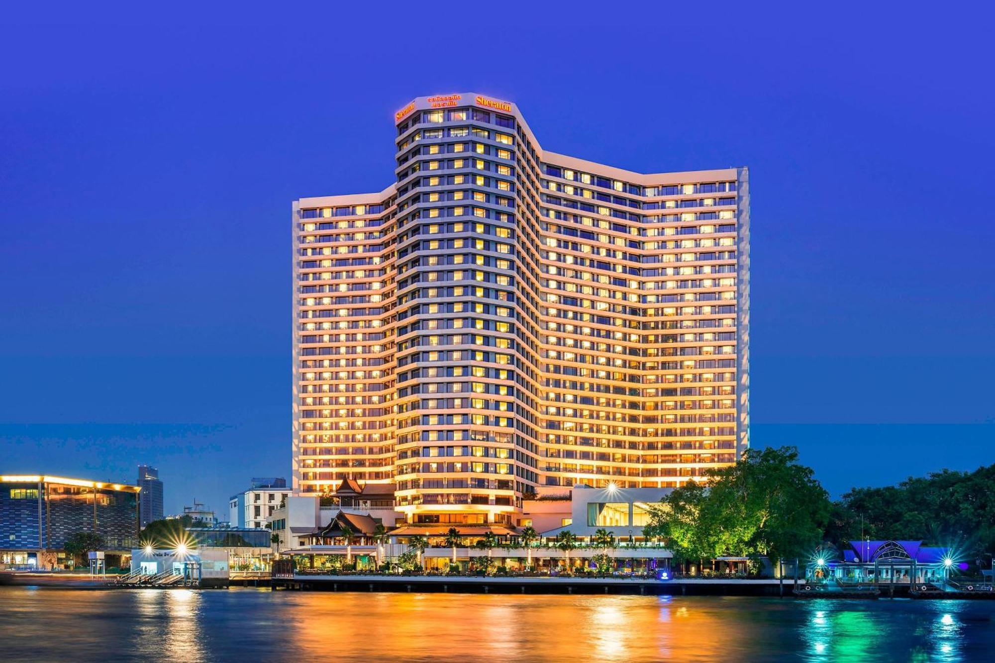 Royal Orchid Sheraton Riverside Hotel Bangkok Kültér fotó The hotel at night