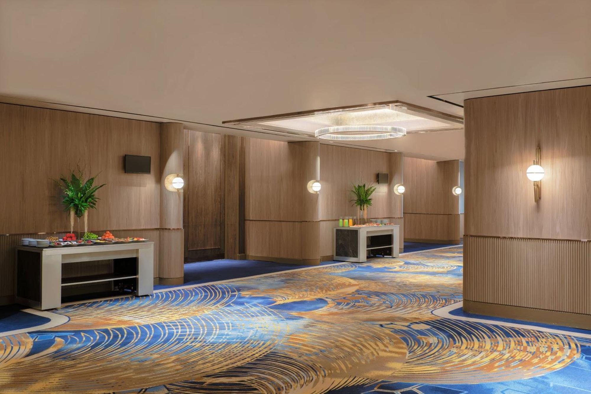 Royal Orchid Sheraton Riverside Hotel Bangkok Kültér fotó The interior of the hotel